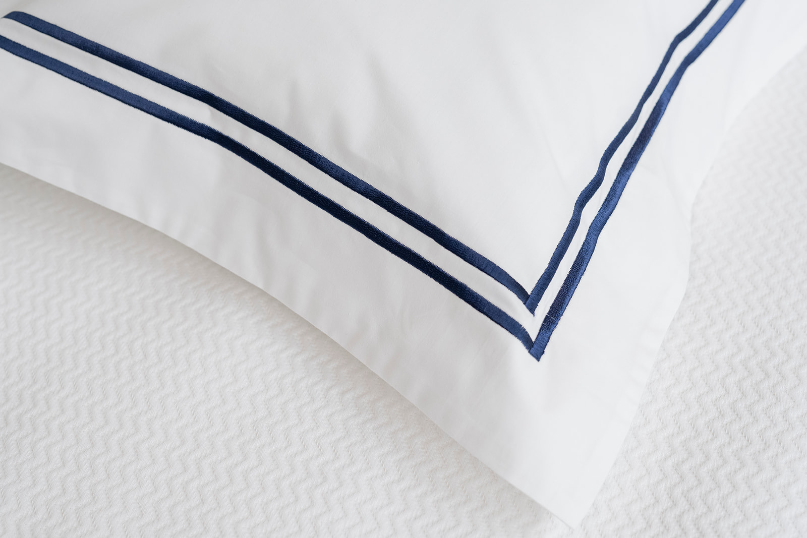 2 lineas navy cotton sateen bedding set